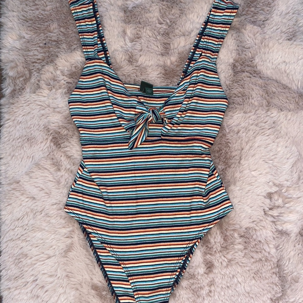 Never used - Color pane Bodysuit